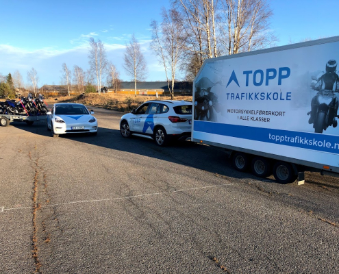 Bil med henger hos ToppTrafikkskole i Tønsberg, Stokke og Sandefjord