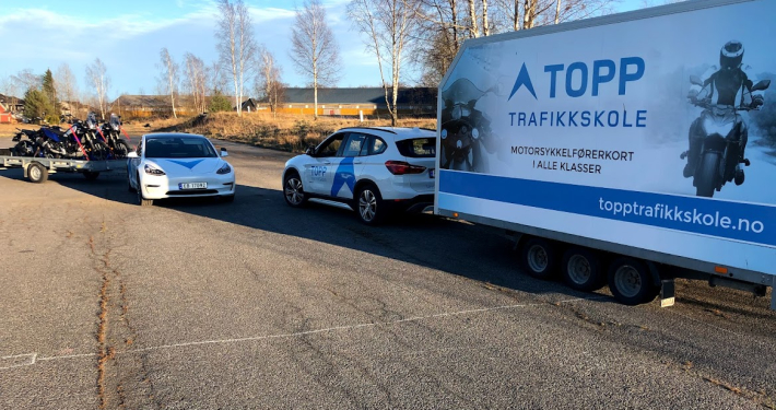 Bil med henger hos ToppTrafikkskole i Tønsberg, Stokke og Sandefjord