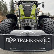 Topp trafikkskole viser fram traktor for trafikkopplæring i klasse T