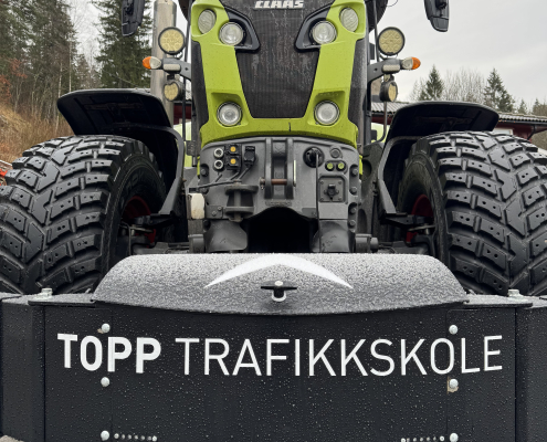 Topp trafikkskole viser fram traktor for trafikkopplæring i klasse T