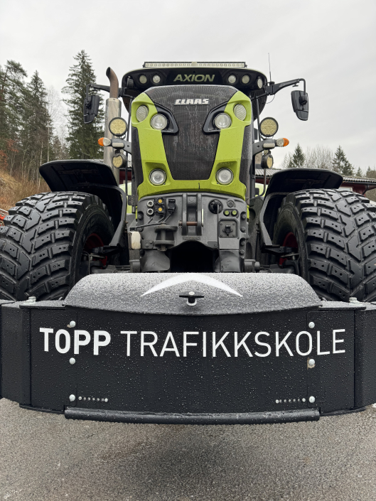 Topp trafikkskole viser fram traktor for trafikkopplæring i klasse T